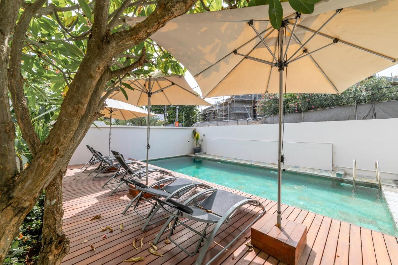 Beachcove Pereybere Beach Exterior photo